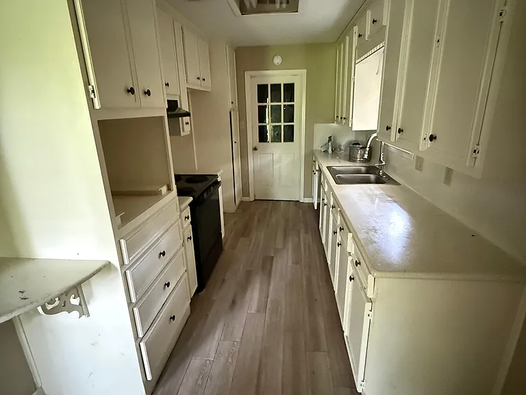 1875 Westchase Dr — Photo 2