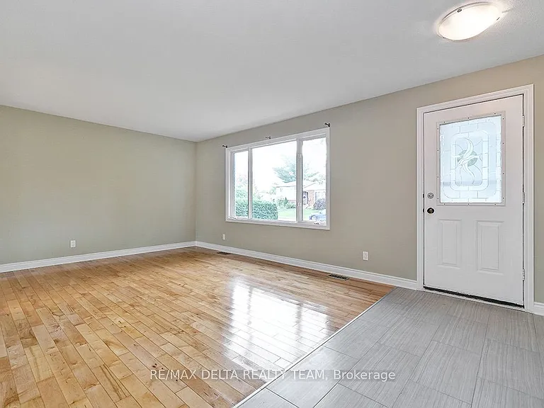 397 Phoenix Cres — Photo 5