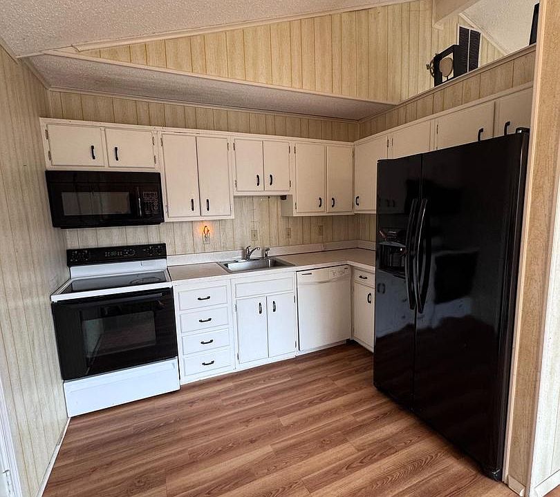 2nd image of 3 Crows Nest Ln