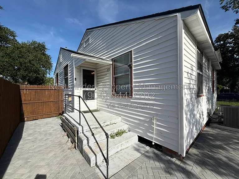 1309 Macarthur St — Photo 26