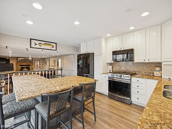 5th image of 4035 Crestwood Dr