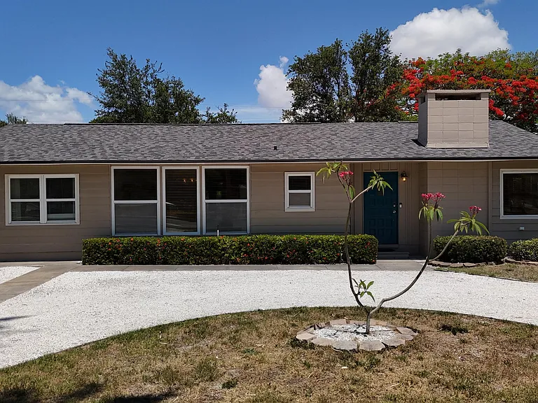 811 33rd St W — Photo 1