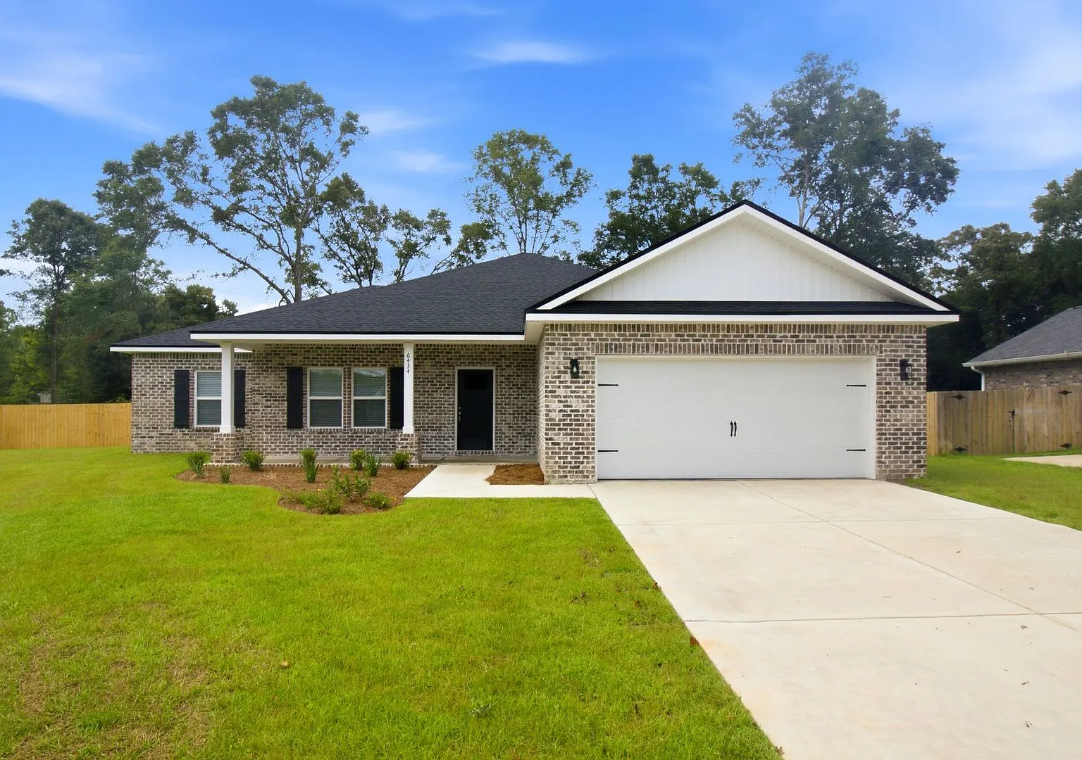 New 4 Bedroom In Crestview!! — Photo 1