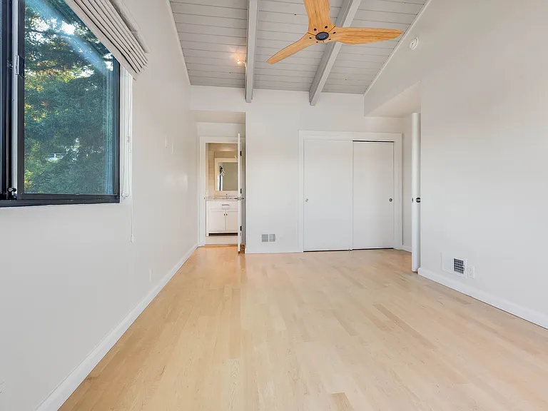363 E Strawberry Dr — Photo 29