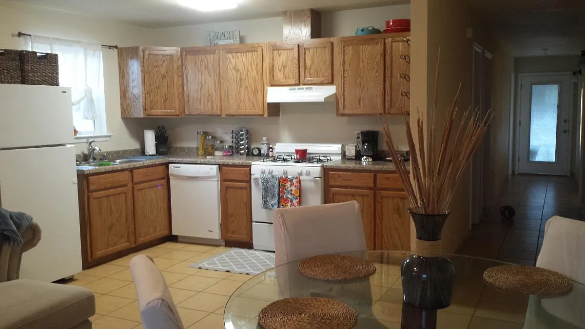 3 bed, 1300 sqft, $1,700 — Photo 4