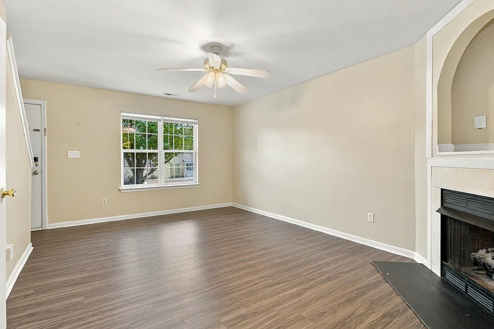 3 bed, 2.5 bath, 1327 sqft, $1,690 — Photo 4