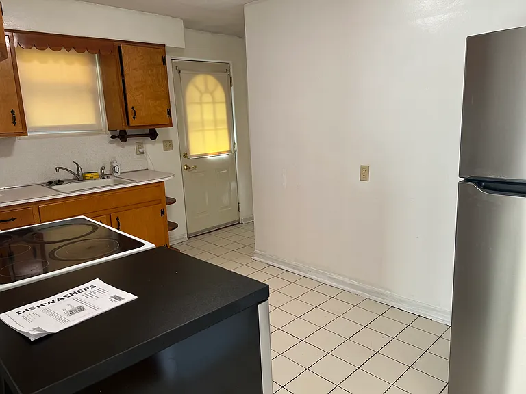 1806 Dighton St — Photo 9