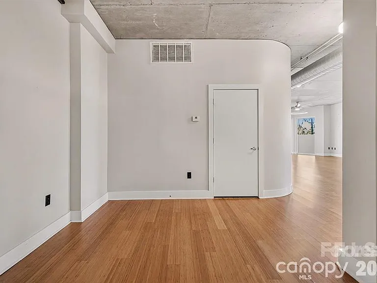 505 E 6th St #304 — Photo 9