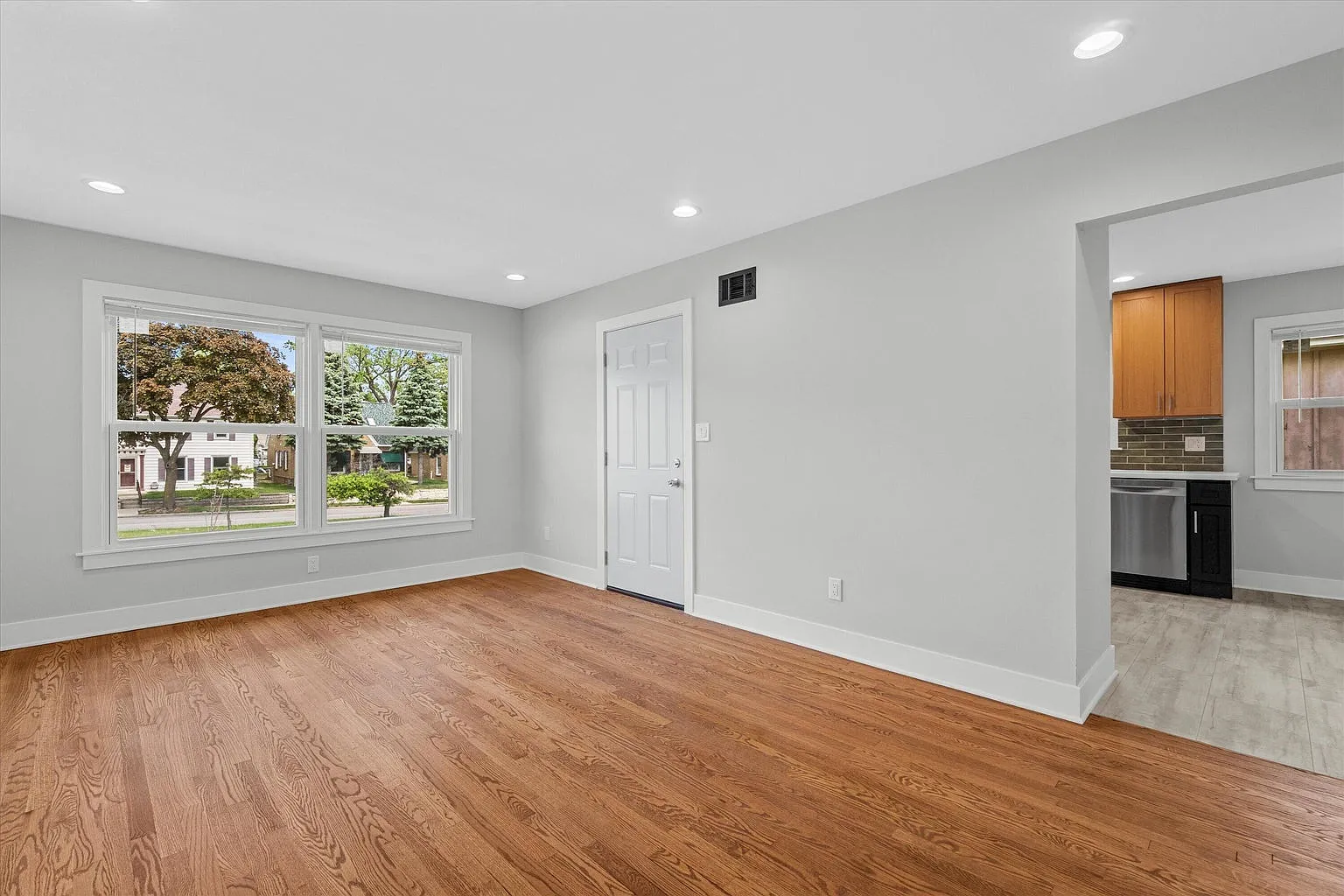 3 bed, 1988 sqft, $1,800 — Photo 3