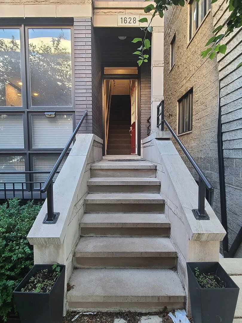 Fully Furnished 2 Bed / 2 Bath Condo in Wicker Park / Bucktown Area — Photo 2