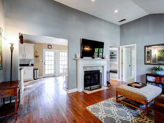 3rd image of 2805 Georgian Dr E
