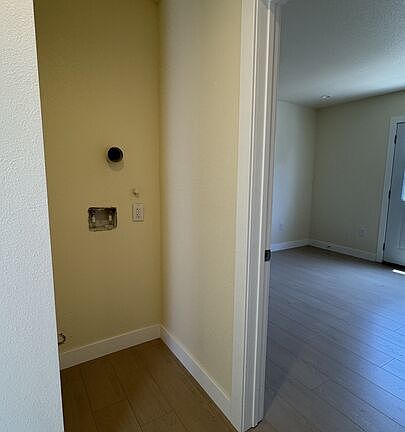4th image of 2528 Elkgrove Ave #B