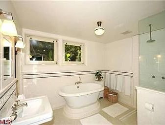 4th image of 2318 Hollyridge Dr