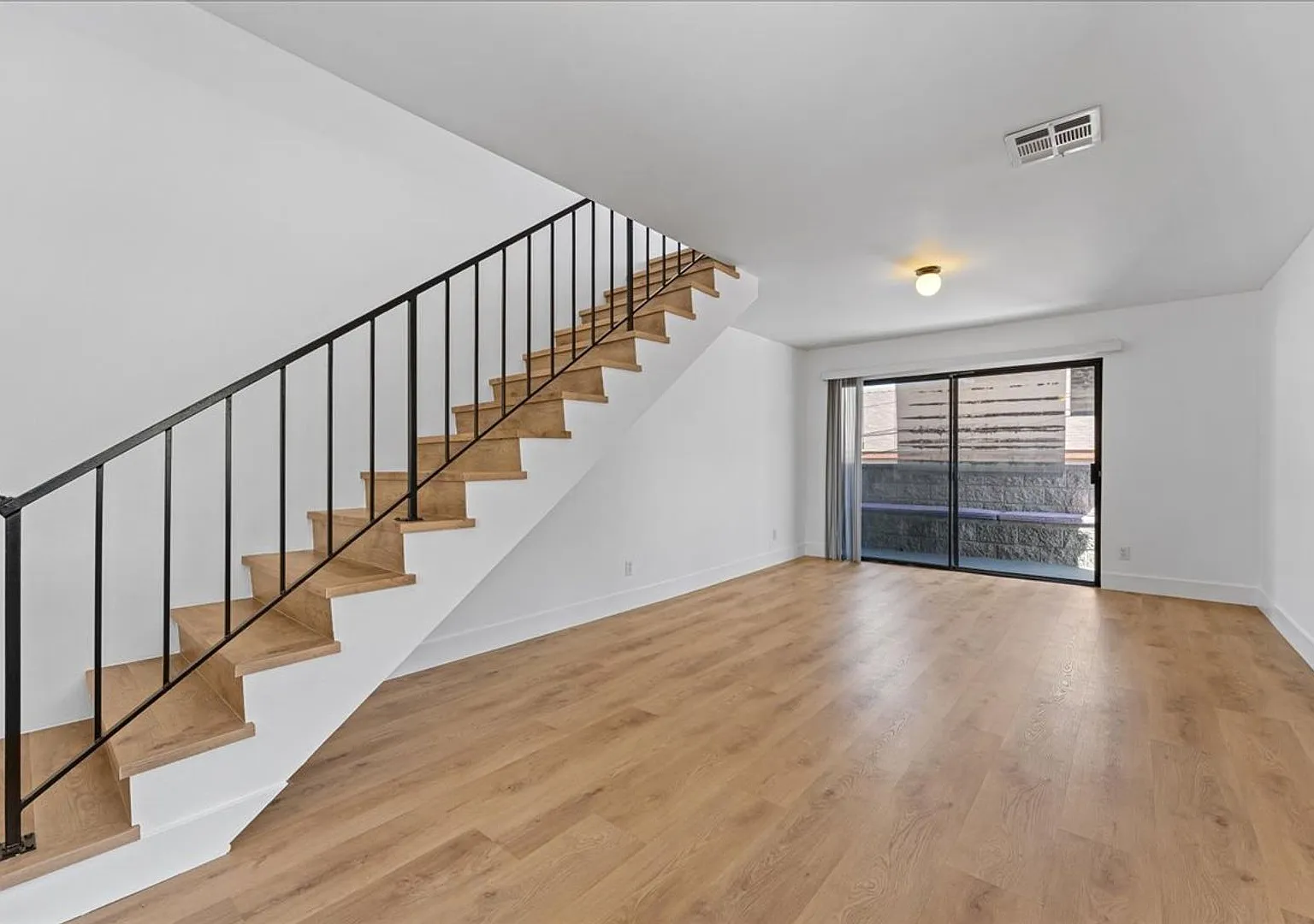 Gorgeous One Bedroom Two Story Loft | One Of A Kind Glendale Apartment — Photo 1