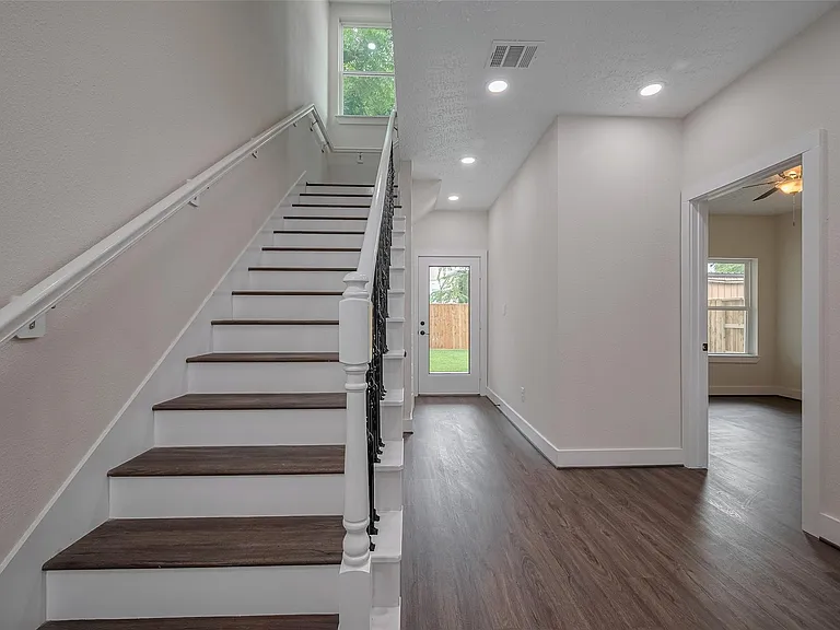 2206 Hoskins Dr — Photo 41