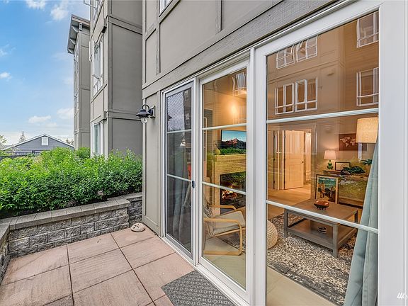 Access to beautiful pation from living room>
