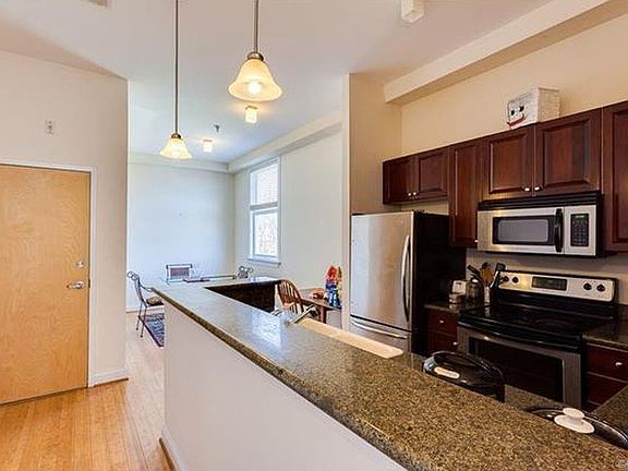 3rd image of 1414 W Marshall St #U409