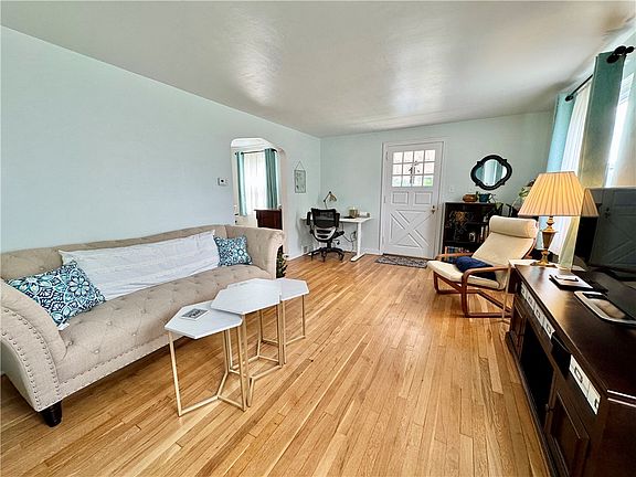 2nd image of 130 Hollow Haven Dr
