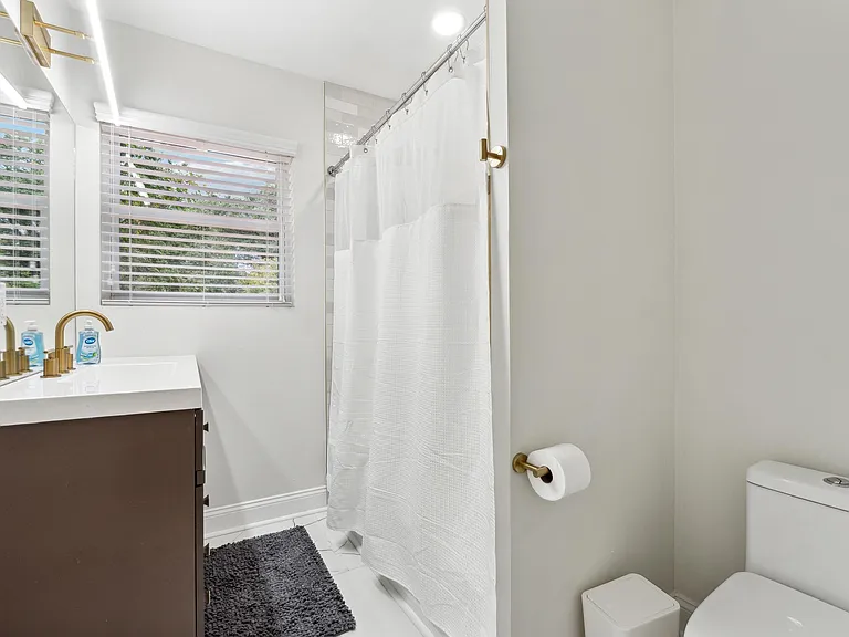 Venetian Dr SW — Photo 9