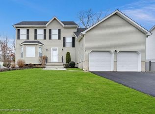 15 Higgins Ct, Howell, NJ 07731