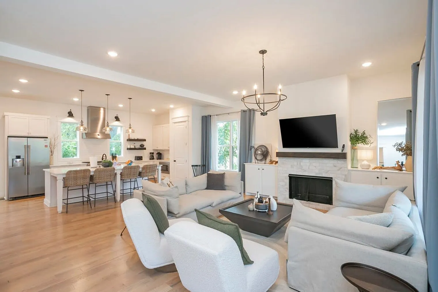 4 bed, 5.0 bath, 3336 sqft, $8,802 — Photo 2
