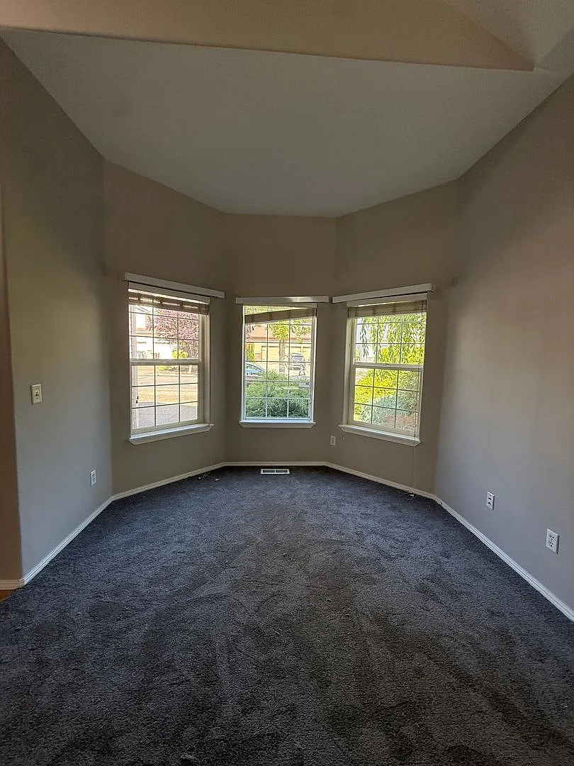 3194 SE Tumblestone Drive ~ Freshly Updated Home — Photo 3