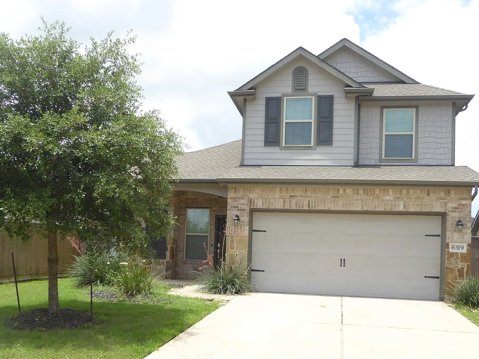 4 bed, 2.5 bath, 2147 sqft, $2,300 — Photo 2