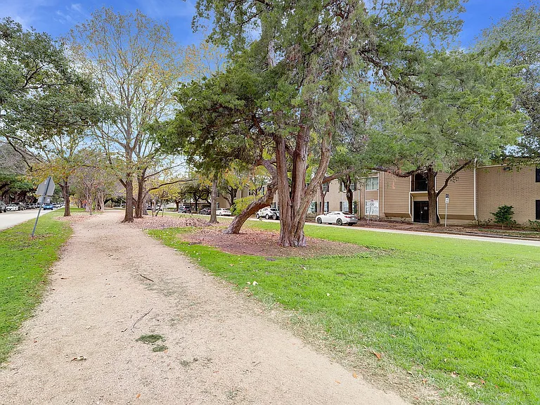 835 Heights — Photo 13