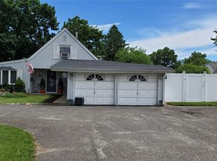 83 Split Cedar Dr, Islandia, NY 11749