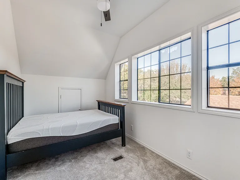 504 Kiowa Dr E — Photo 13