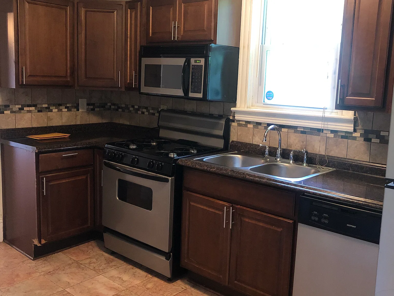 3 bed, 2000 sqft, $1,750 — Photo 3