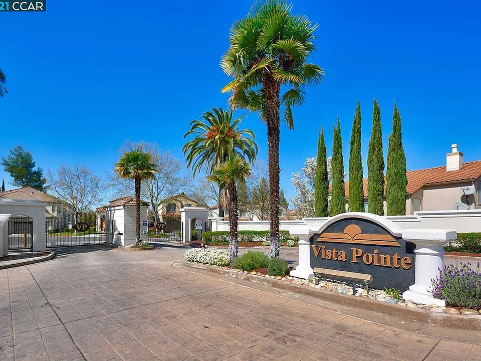 902 Vista Pointe Dr