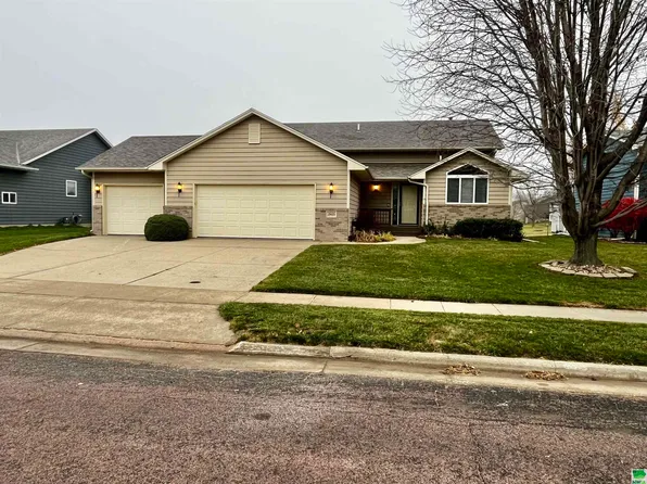 1905 Country Club Dr, Elk Point, SD 57025