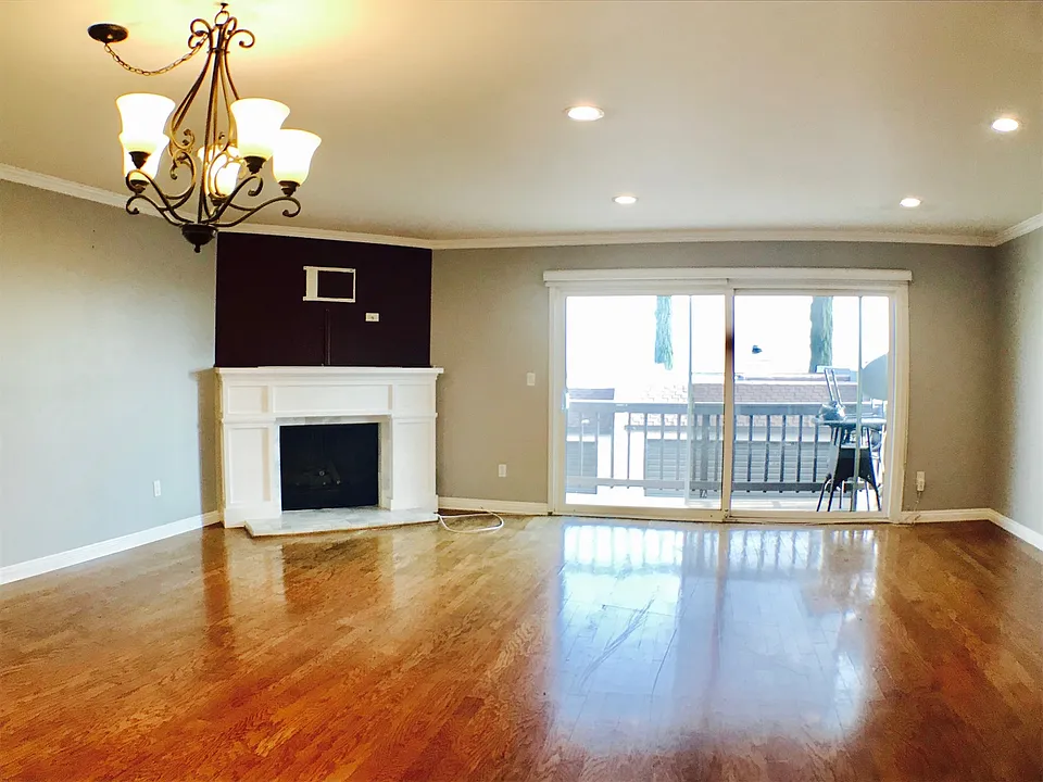 15661 Viewridge Ln