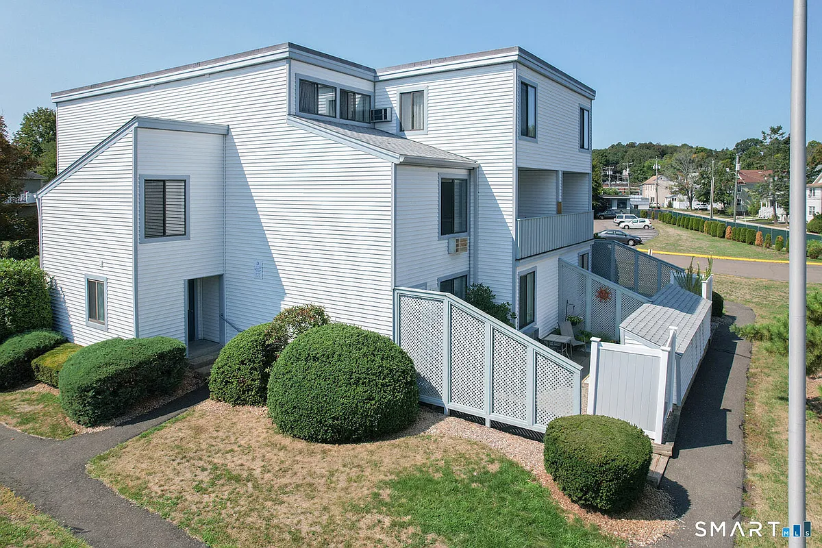 Building Photo - 2 Hamre Ln #D