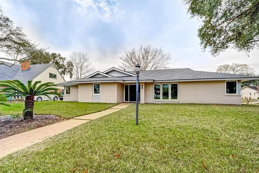 4 bed, 2.5 bath, 2354 sqft, $2,600 — Photo 1