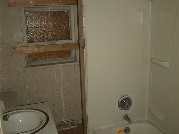 5th image of 330 Sheridan Ave