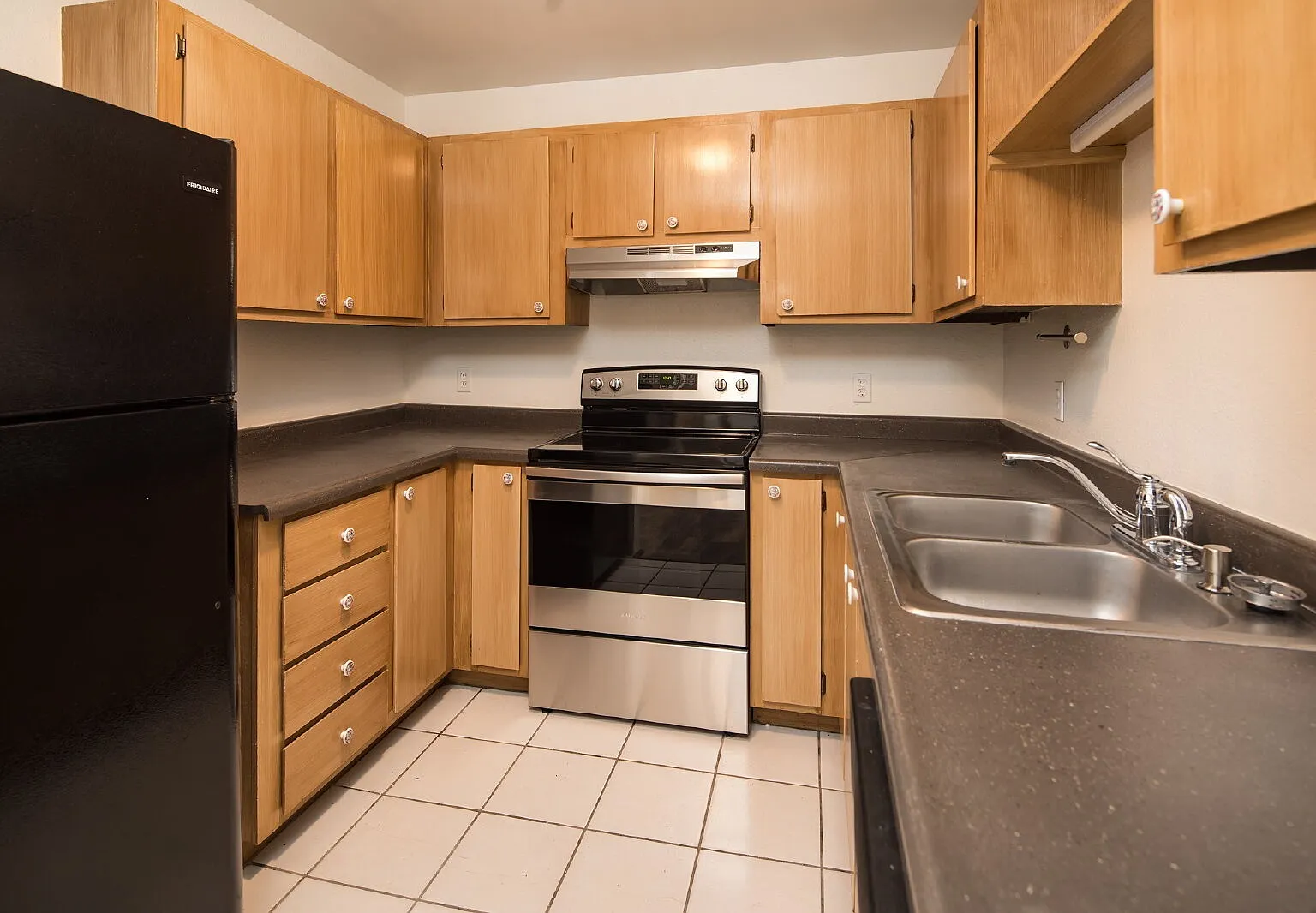 2 bed, 2.0 bath, 919 sqft, $1,350 — Photo 2