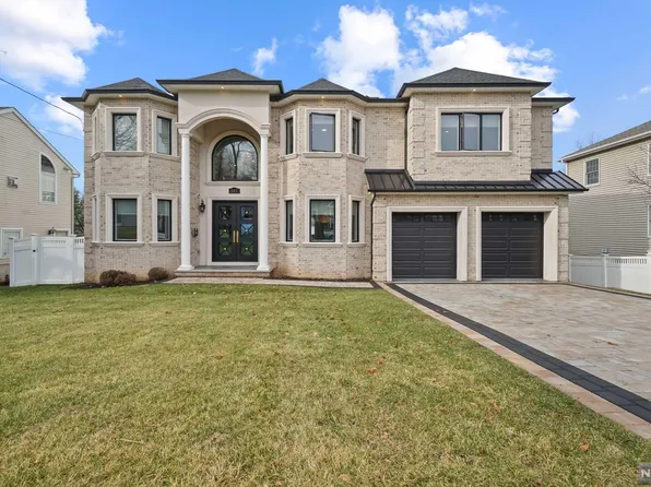 247 Wedgewood Dr, Paramus, NJ 07652