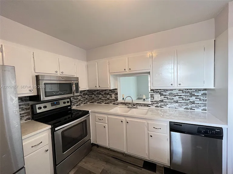 301 NE 14th Ave #608 — Photo 3