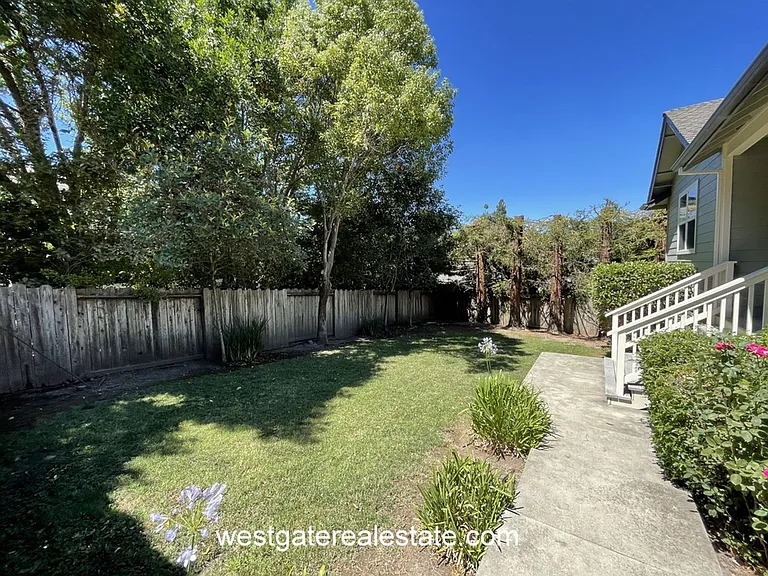 786 El Paseo Dr — Photo 2