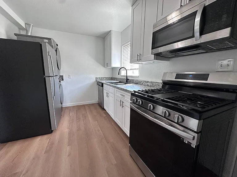 1526 N Ulster St — Photo 3