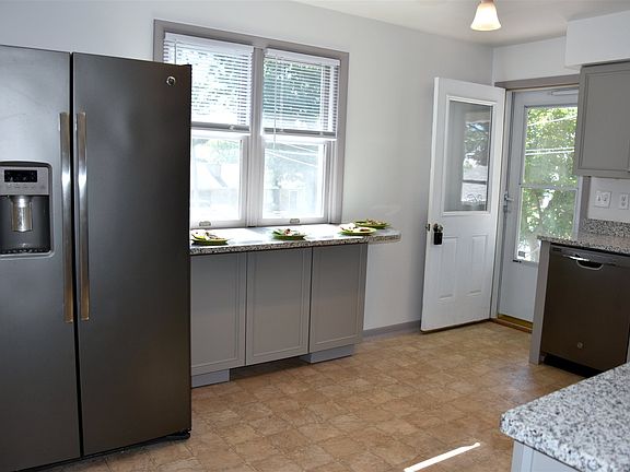 3rd image of 812 Sunglow Dr