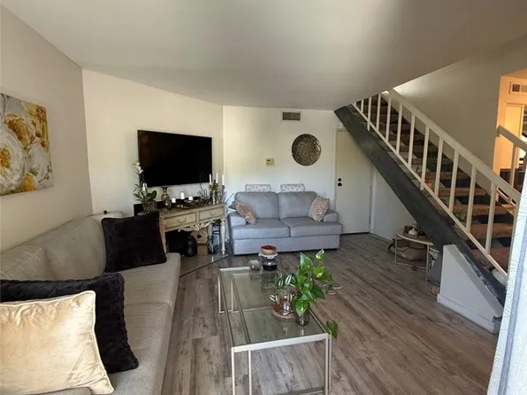 18411 Hatteras St, Tarzana, CA 91356