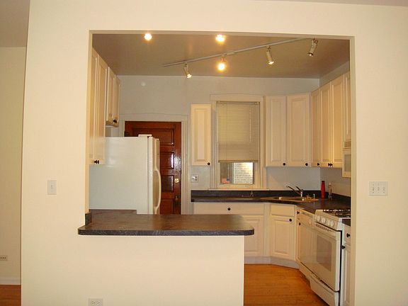 5th image of 3901 N Hoyne Ave Floor 1