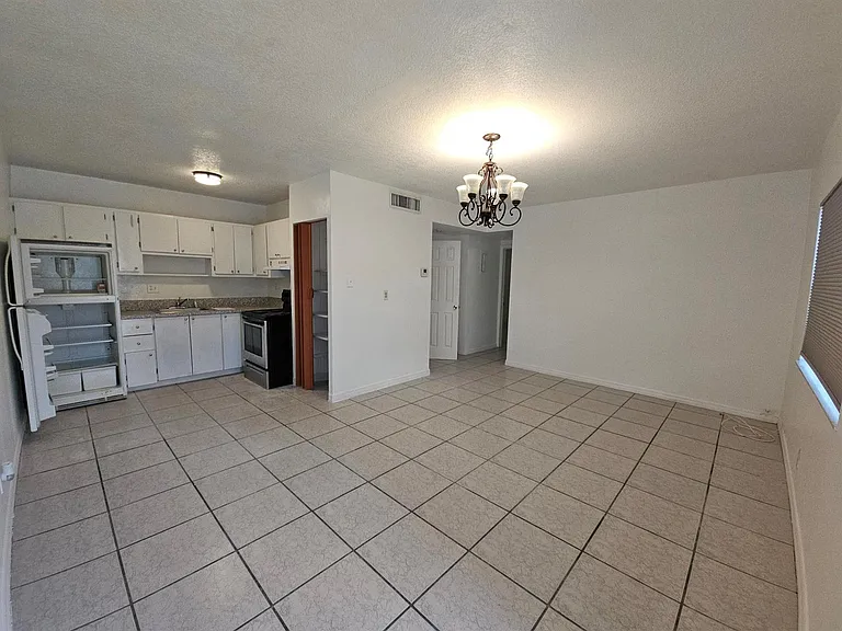 5050 SW 40th Ave #4 — Photo 1