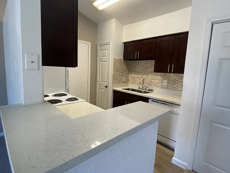 Emerald Cove Apartments — Photo 165