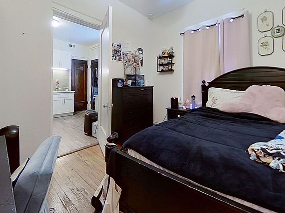 4th image of 1950 W Belle Plaine Ave #2