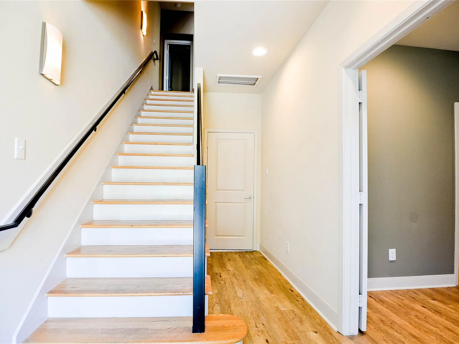 3 bed, 3.5 bath, 2288 sqft, $2,700 — Photo 4