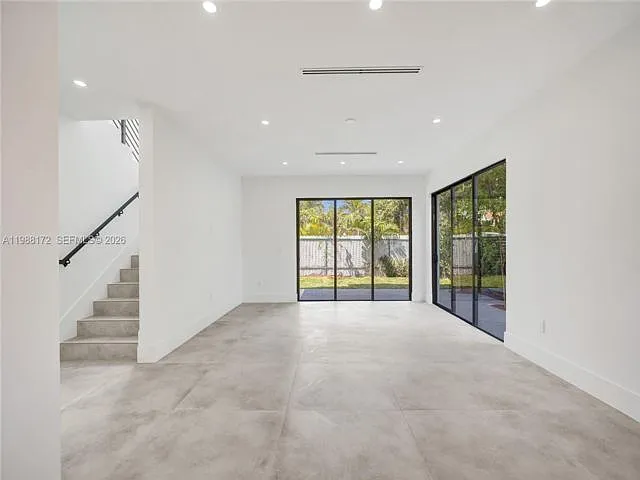 2421 SW 16th Ter — Photo 4